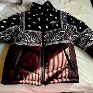 Black paisley zip up light-weight jacket. Unisex xs